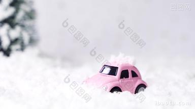 圣诞节雪地上的小汽车后拉镜头